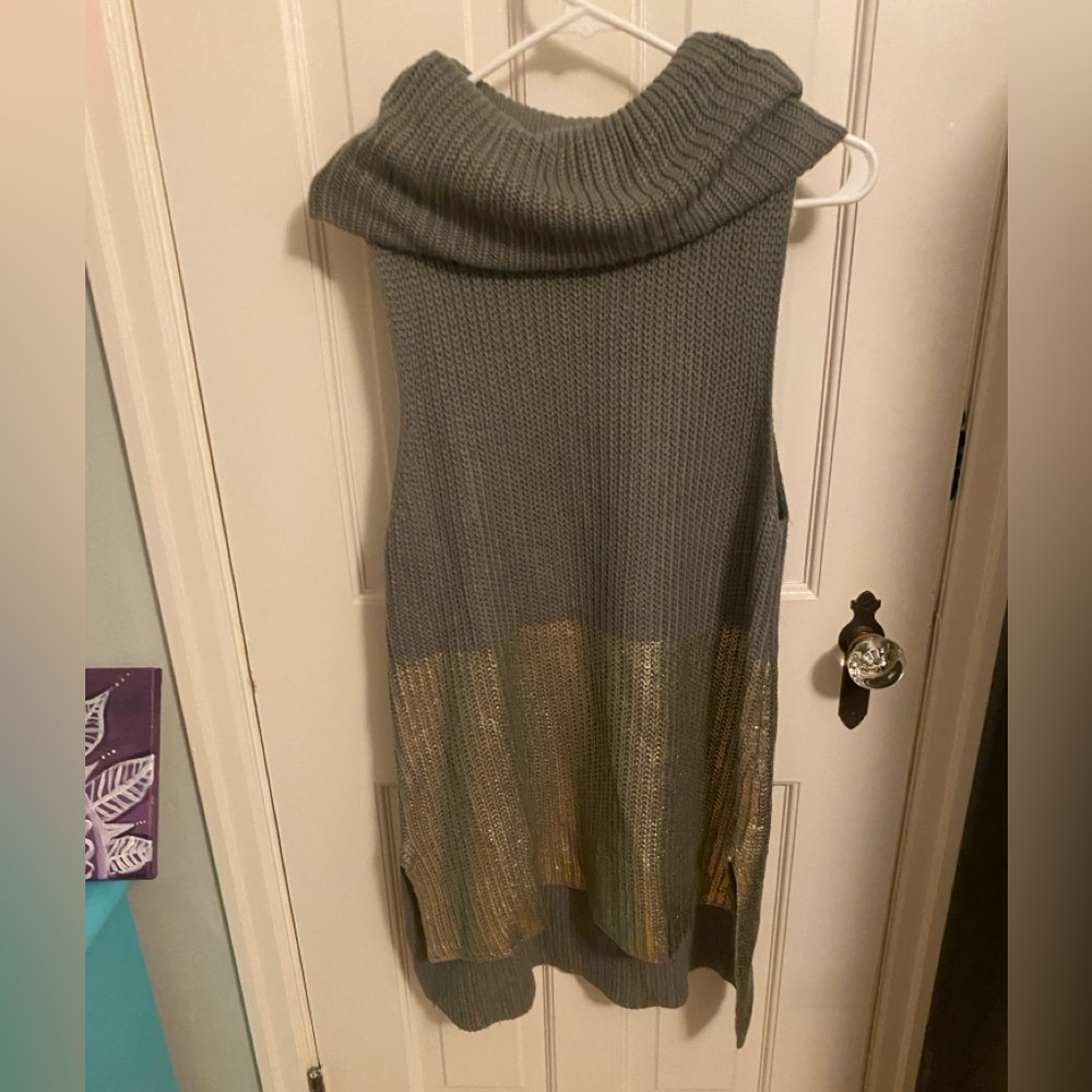 THML Womens Size Medium Sleeveless Turtleneck Sweater Gray/Silver and Gold